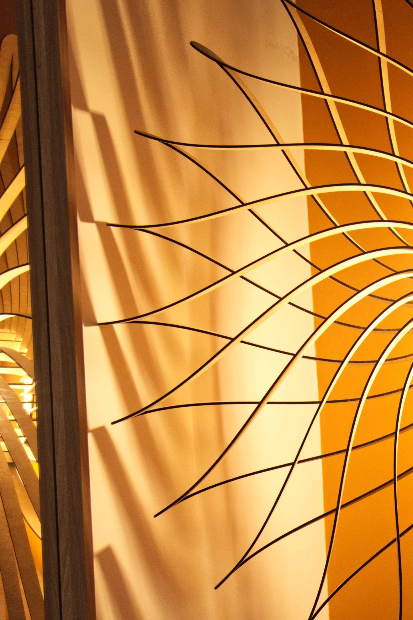 Dalida Le Dahlia - Handcrafted Wooden Floor Lamp: Ampoule Globe / Okoumé