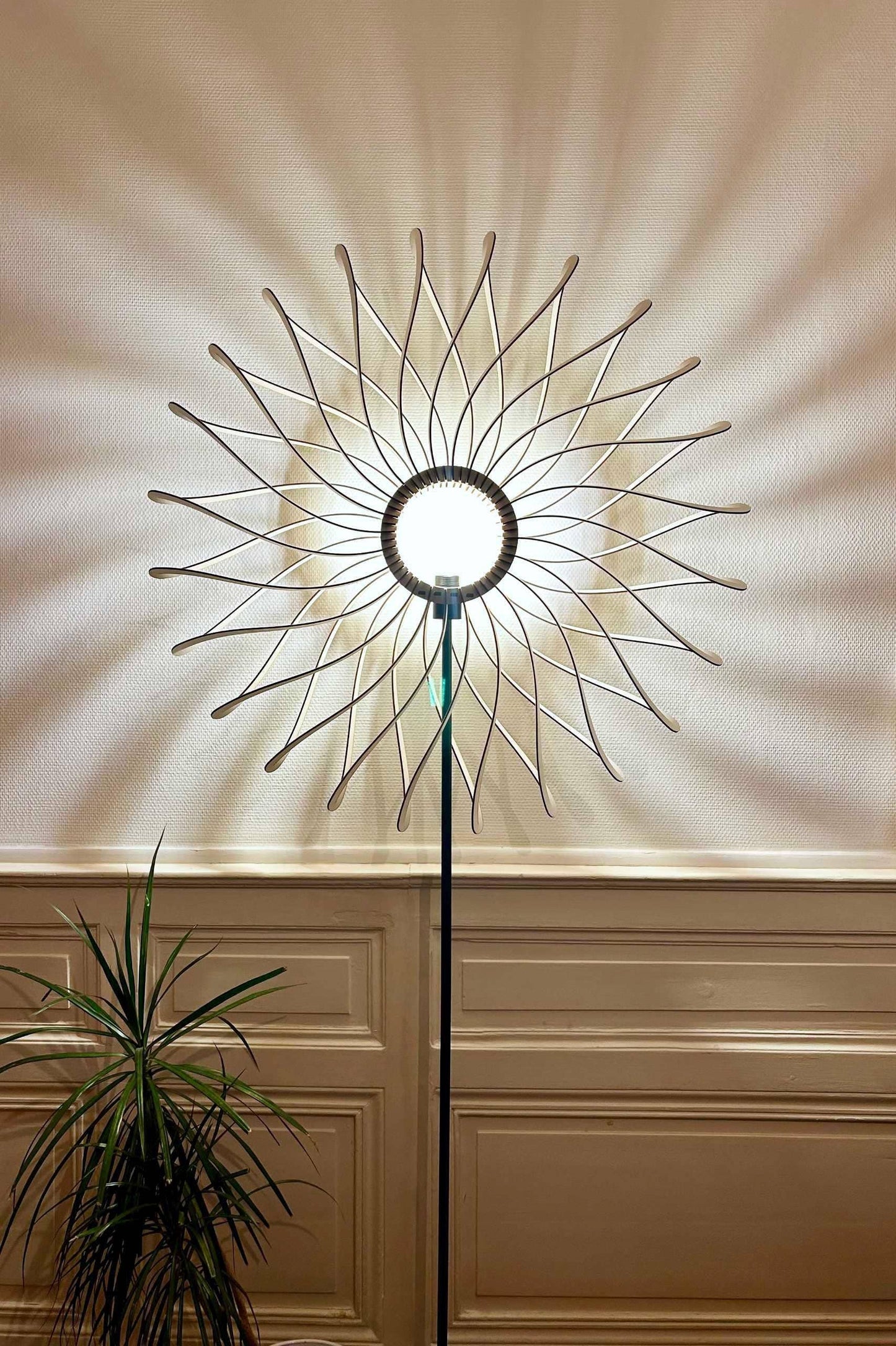Dalida Le Dahlia - Handcrafted Wooden Floor Lamp: Ampoule Globe / Okoumé